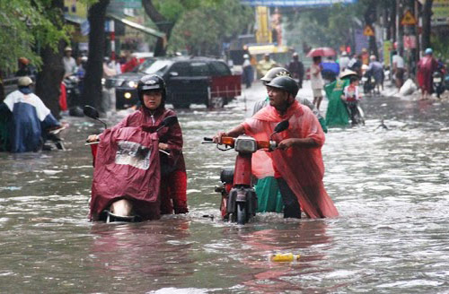 Người[-]Sài[-]Gòn[-]lại[-]“bơi”[-]về[-]nhà[-]sau[-]cơn[-]mưa[-]chiều